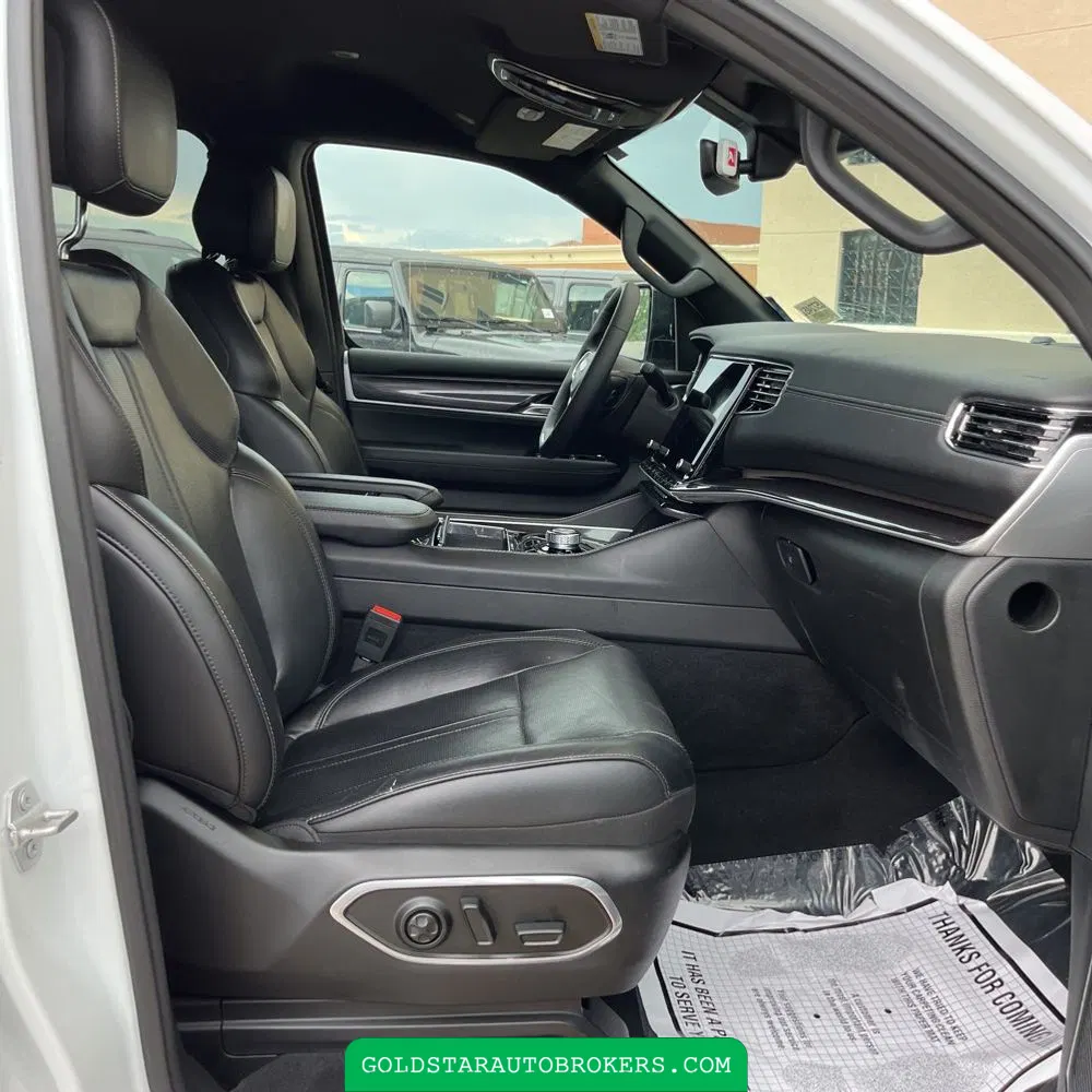 2023 Jeep Wagoneer Base