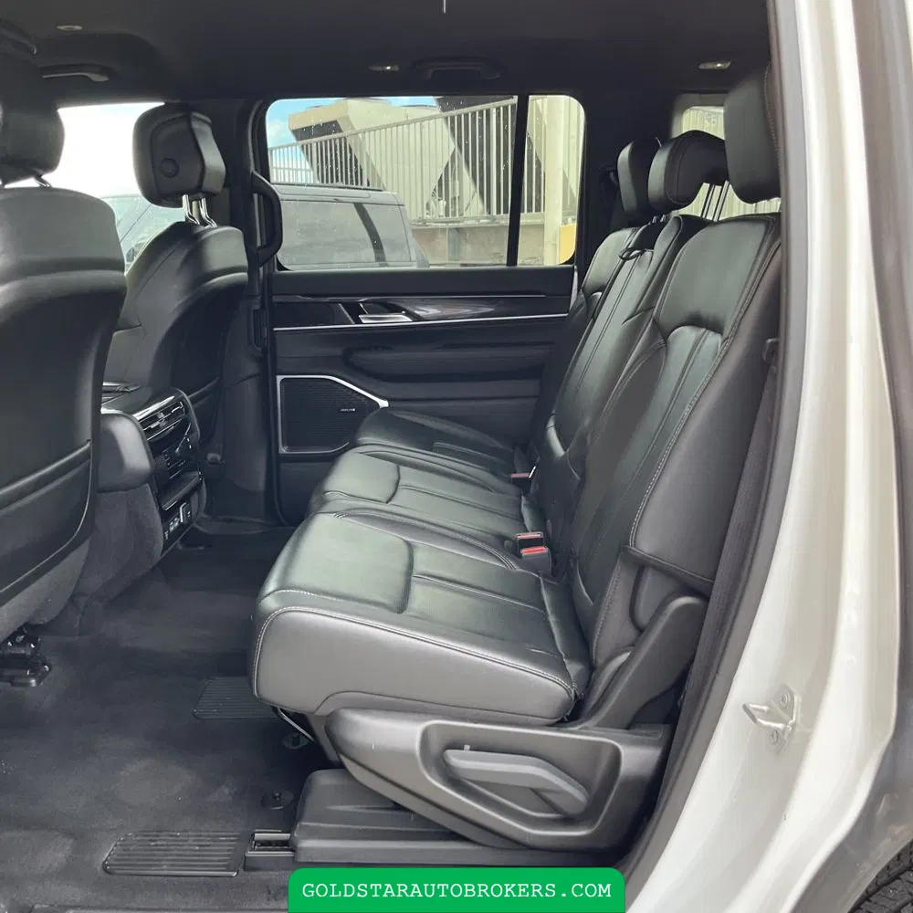 2023 Jeep Wagoneer Base