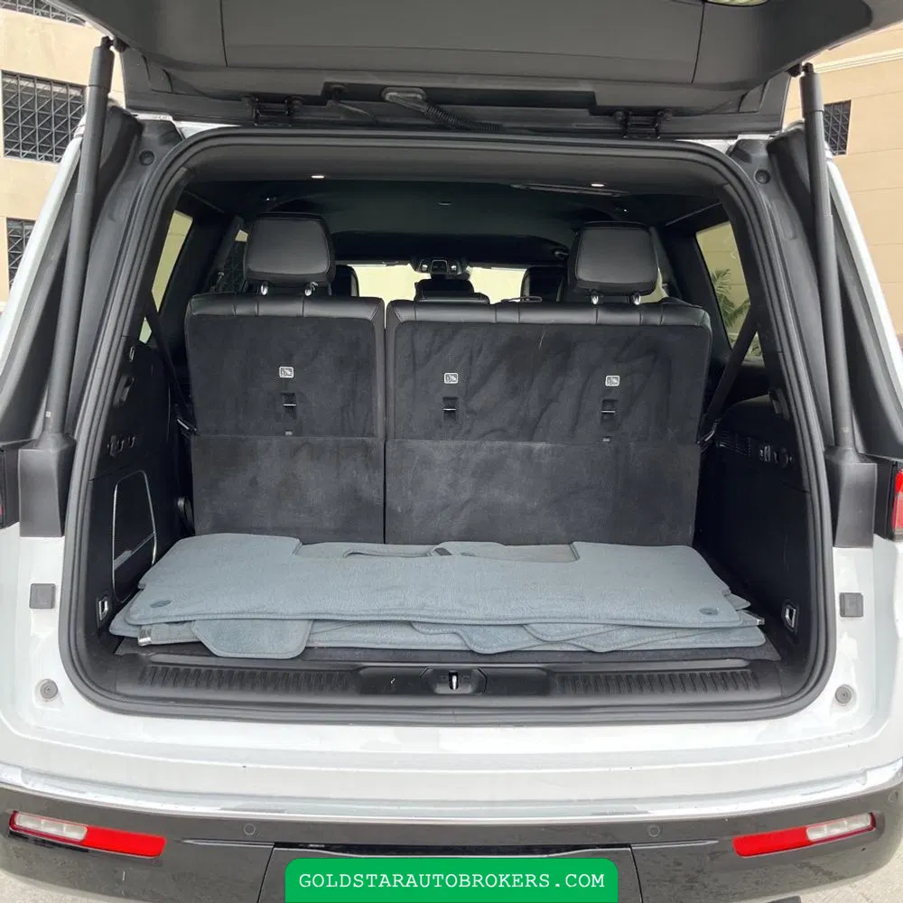 2023 Jeep Wagoneer Base